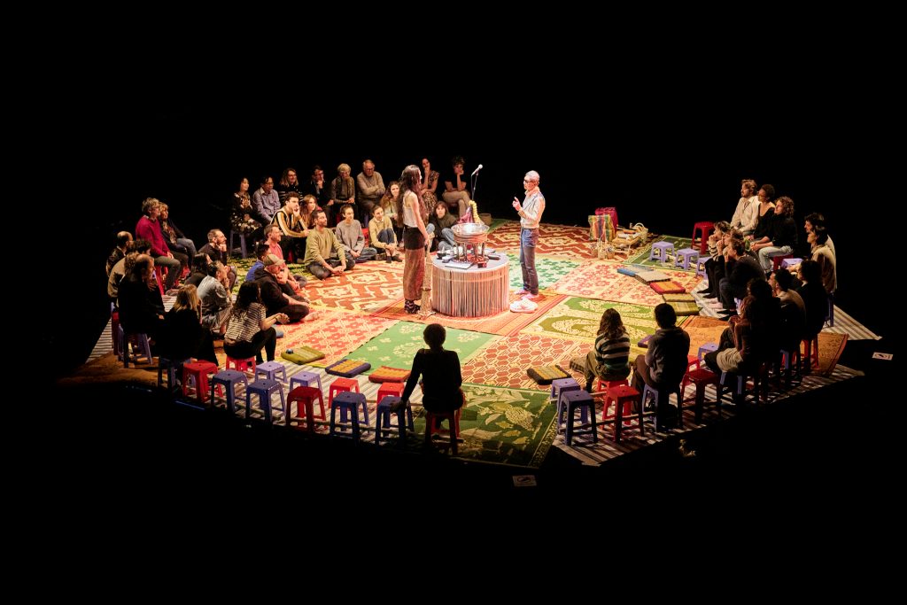 ສຽງຂອງຍ່າ (La voix de ma grand-mère), de Vanasay Khamphommala, à la Maison des Métallos, Paris – Un Fauteuil Pour l'Orchestre – Le site de critiques théâtrales parisien