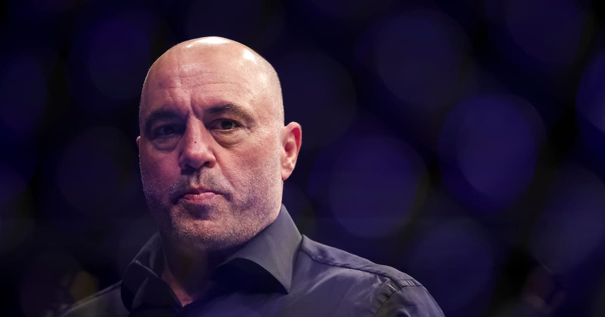 Est-il vrai que 12 000 personnes ont été arrêtées au Royaume-Uni pour des publications sur les réseaux sociaux, comme le prétend le podcasteur Joe Rogan ?