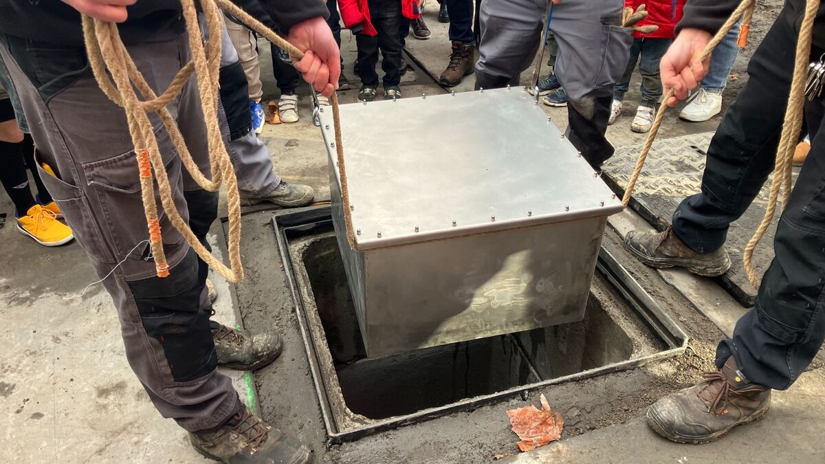 « À n’ouvrir qu’en 2225 » : une capsule temporelle remplie de lettres d’habitants a été enfouie sous une place de Lille