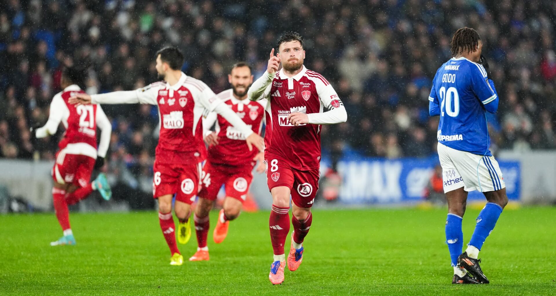 "J'ai hésité à le titulariser", les confidences d'Eric Roy après le but sensationnel d'Hugo Magnetti