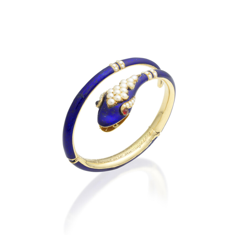 Bracelet serpent en émail, perles et grenats, gravé "Offert par la reine douairière Adélaïde à lady Susan Harcourt à l'occasion de son mariage en 1849".
