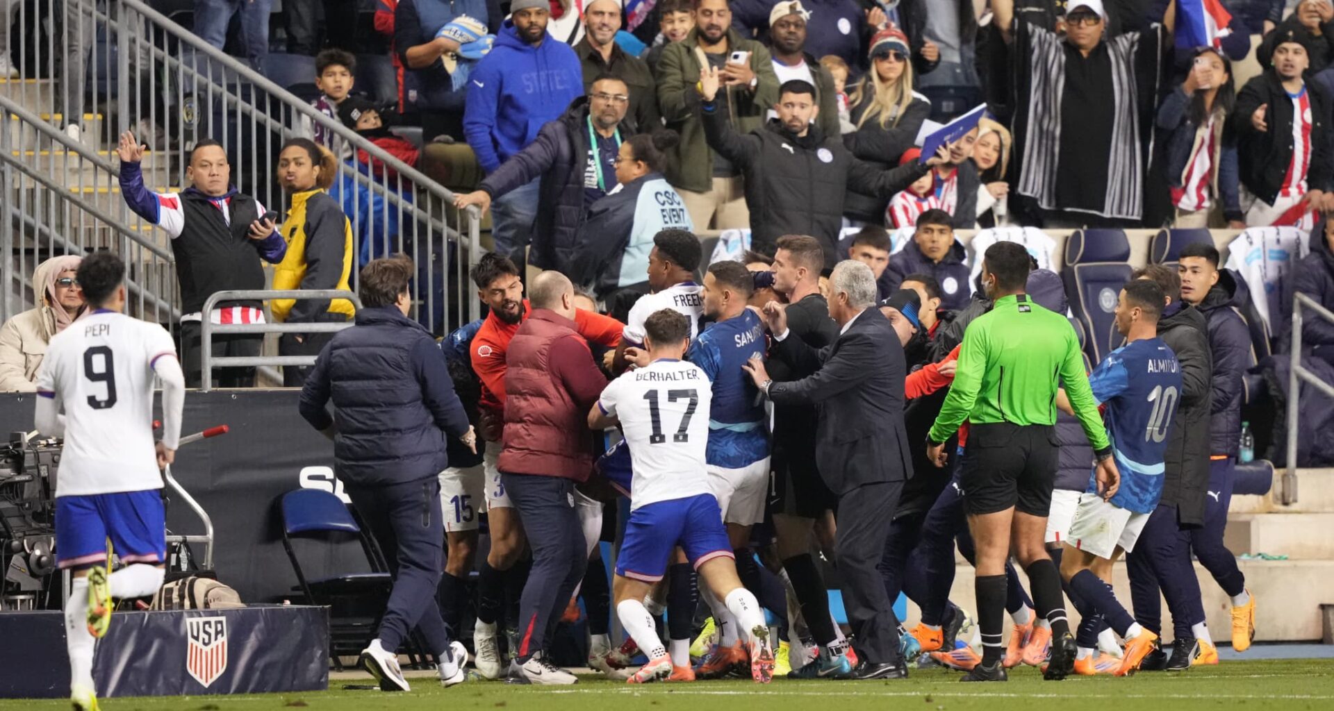 Bagarre générale, Pochettino au sol... le match entre les États-Unis et le Paraguay se termine dans le chaos