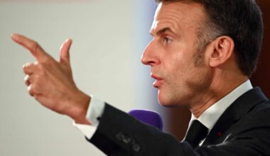 Emmanuel Macron annonce que les téléphones portables seront «sans doute» interdits au lycée à partir de la rentrée prochaine – Libération