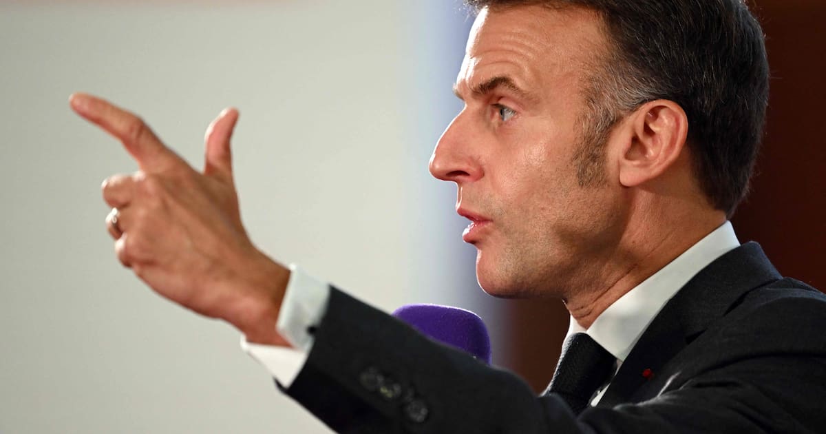 Emmanuel Macron annonce que les téléphones portables seront «sans doute» interdits au lycée à partir de la rentrée prochaine – Libération