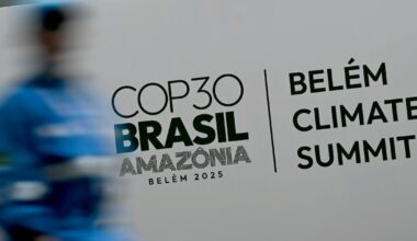 Une personne passe devant une affiche de la COP 30, à Belem au Brésil, le 5 novembre 2025