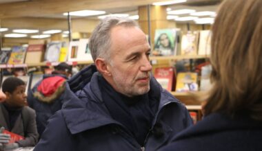 Municipales à Paris : encadrement des loyers, chèque seconde main… Les propositions d’Emmanuel Grégoire pour le commerce