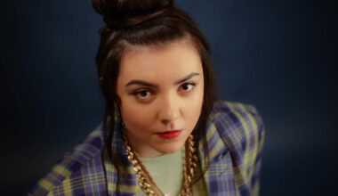 « J’ai été abusée, manipulée, humiliée » : pourquoi la chanteuse Hoshi a déposé deux plaintes contre son ex-compagne