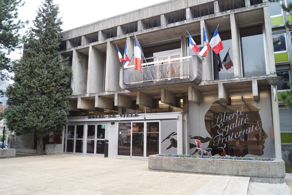Expulsion d'une famille à Fontaine: RESF dénonce une "dérive droitière" de la municipalité Longo