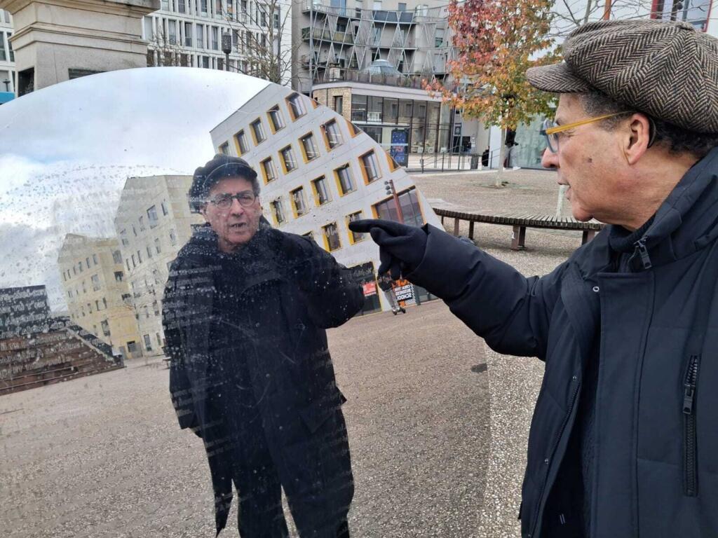 Le réalisateur Malek Kellou devant le contre-monument appelé « Table de désorientation », inauguré le 6 novembre dernier place de Padoue, à Nancy, en France.