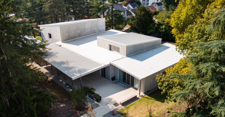 Le jardin et le bâtiment de Mixt (ex-Grand T) à Nantes