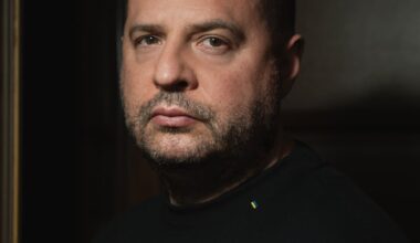 Andriy Yermak, puissant bras droit de Zelensky, forcé de démissionner sur fond d’accusations de corruption – Libération