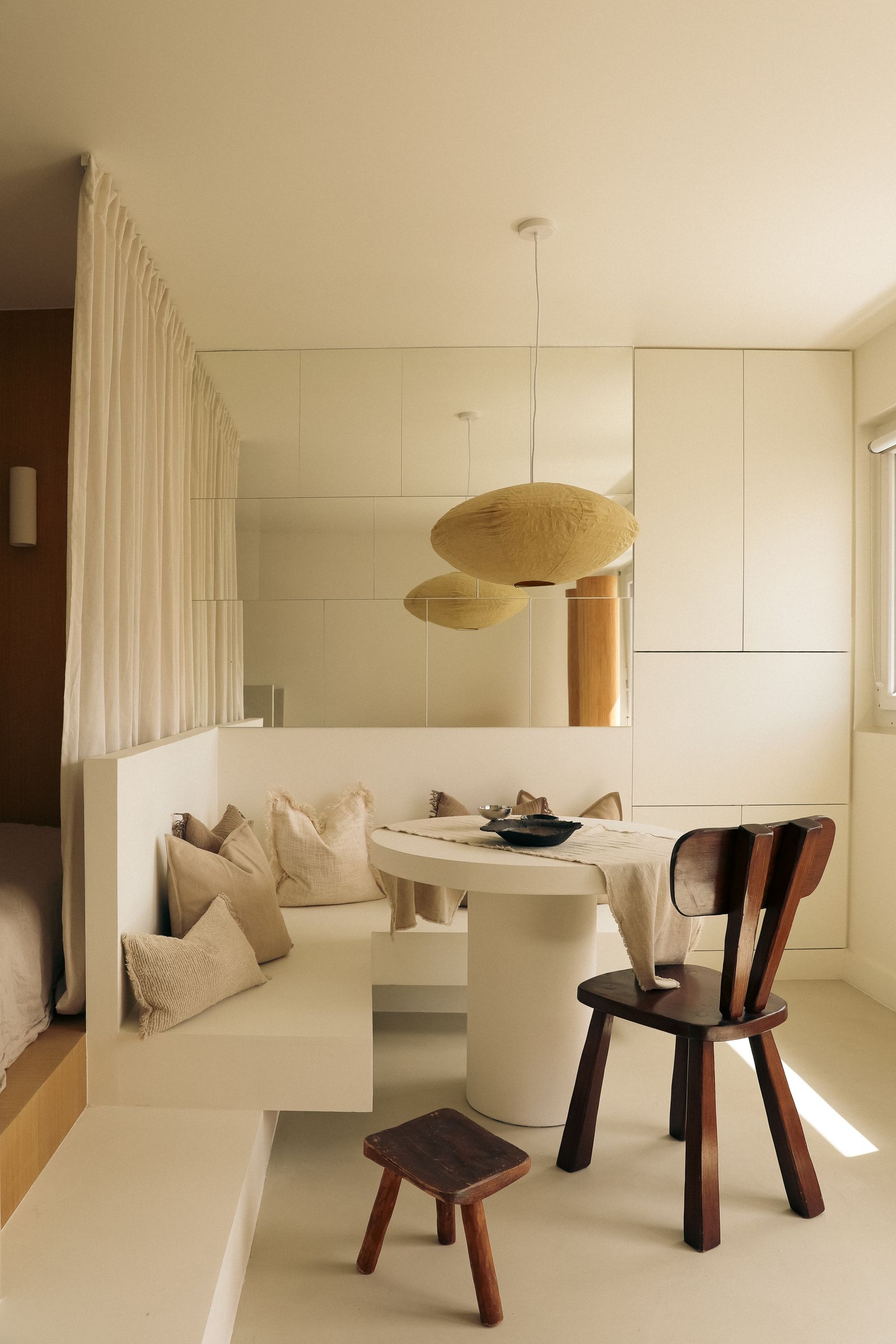 studio de 28 m2 tout en bton cir couleurs beige