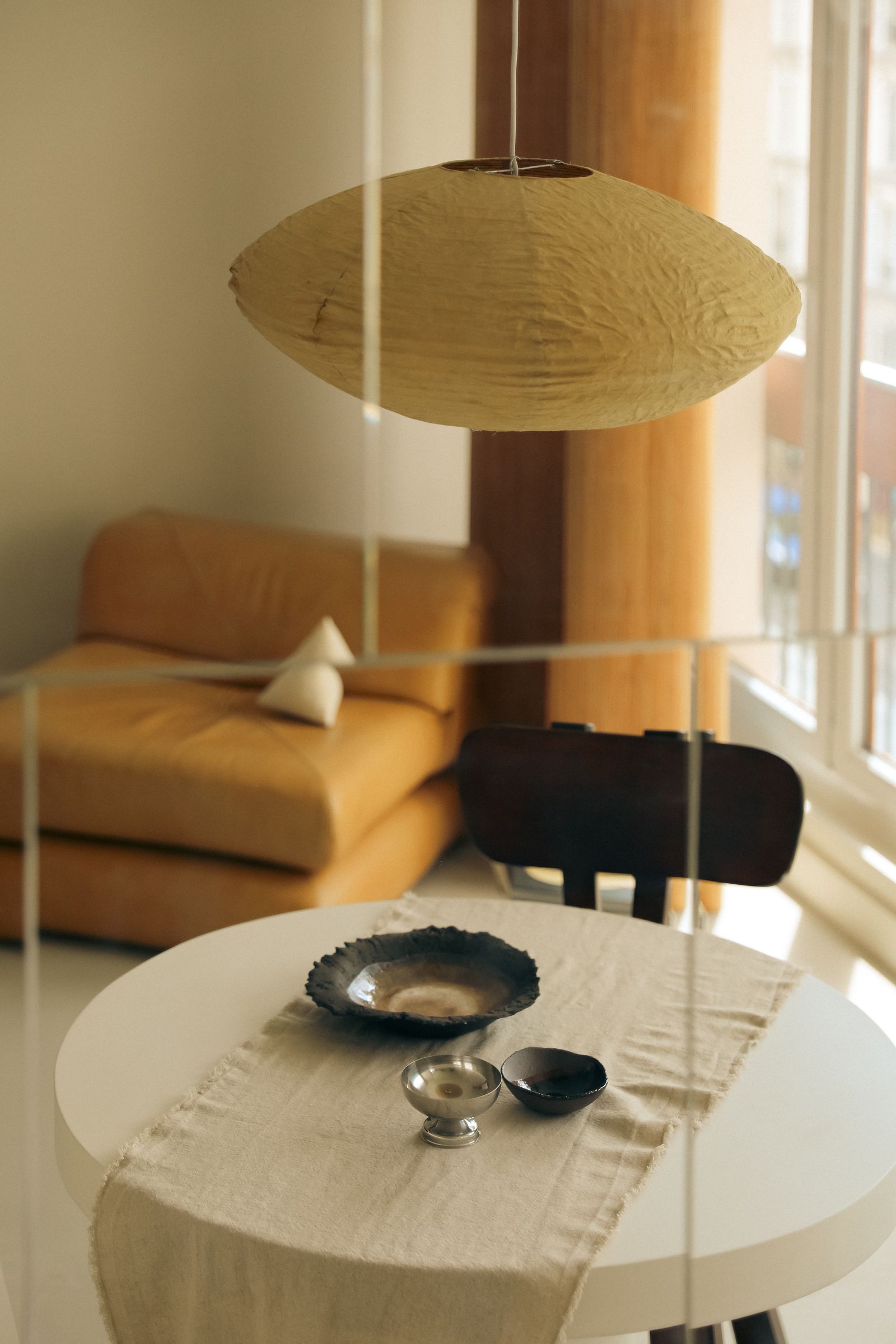 Le miroir reflète les lments de design la lumière de la vue de la baie vitre.