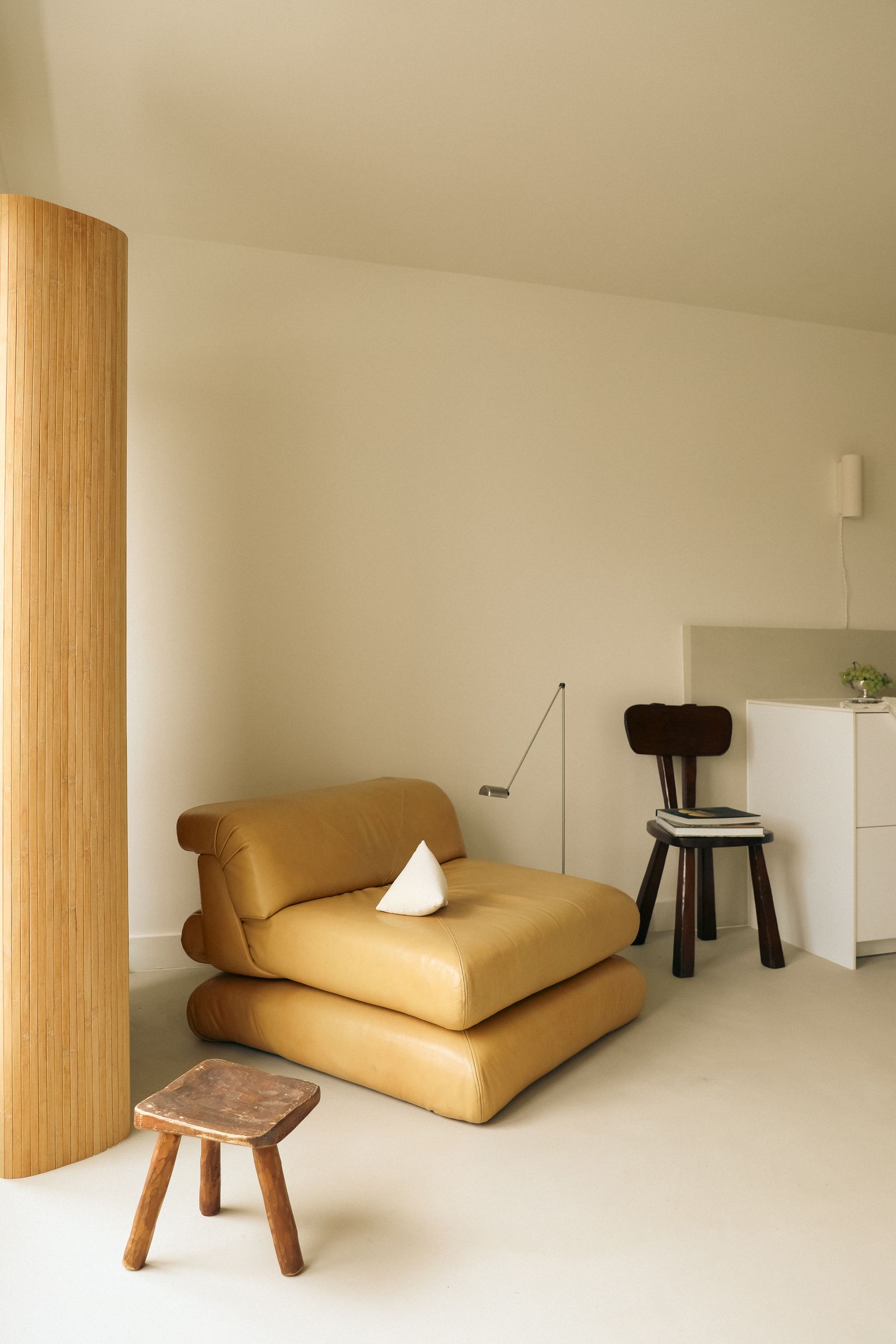 Le coin salon attenant à la cuisine. Fauteuil Mah Jong par Hans Hopfer pour Roche Bobois coussin velours Divino .