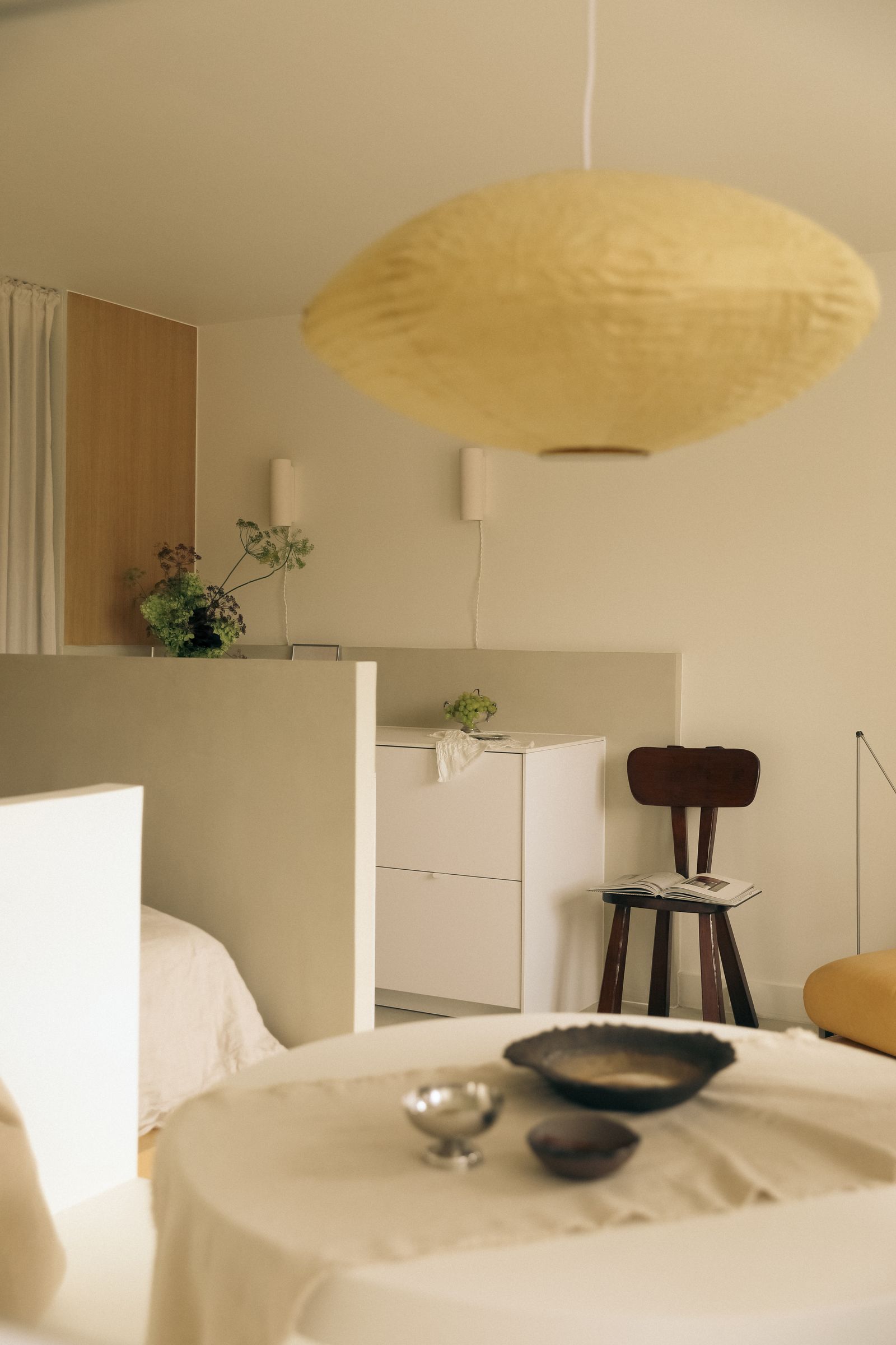 L'agencement « architectonique » de l'appartement lie chaque espace l'un à l'autre de façon souple mais structure....