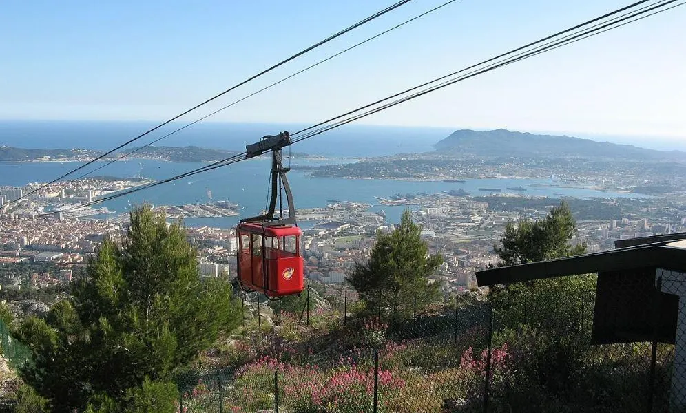 Dix-neuf personnes sont restées coincées près de deux heures dans le téléphérique de Toulon