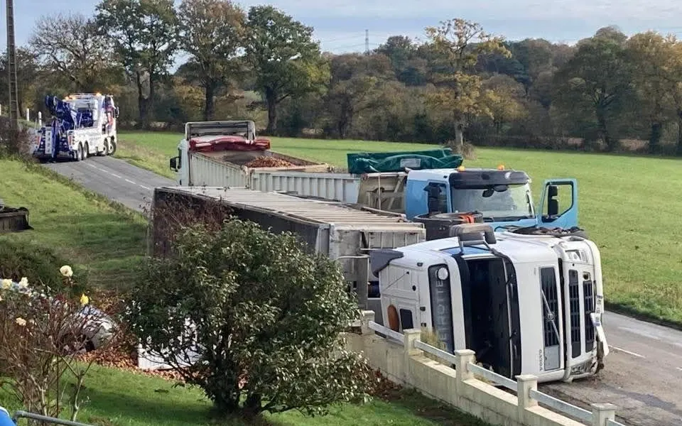 Un camion transportant 27 tonnes de pommes se renverse en Ille-et-Vilaine