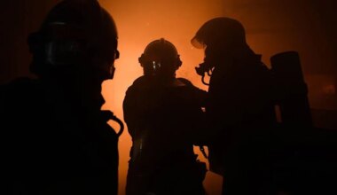 Des voitures et des bouteilles de gaz dans le garage embrasé, au sud de Nantes