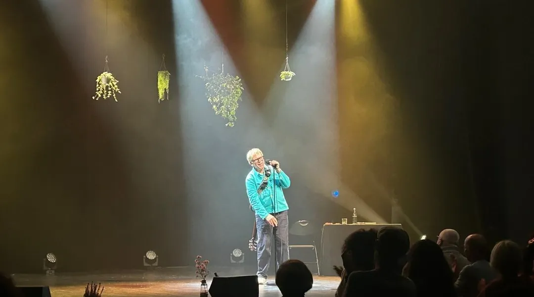 À Nantes, le « géant vert » Dick Annegarn chante les fleurs