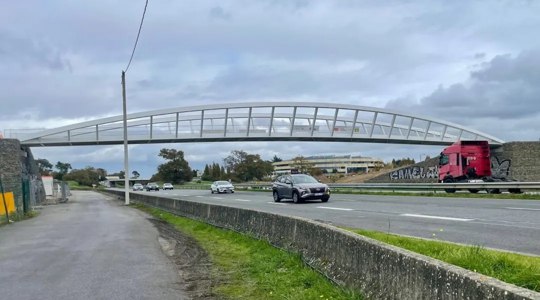 Bruz. La passerelle piéton-vélo de Ker Lann a été posée