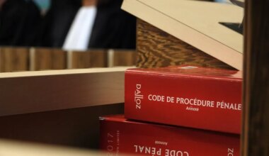 Nus et armés de couteaux de sorcellerie, les deux amants avaient agressé des policiers