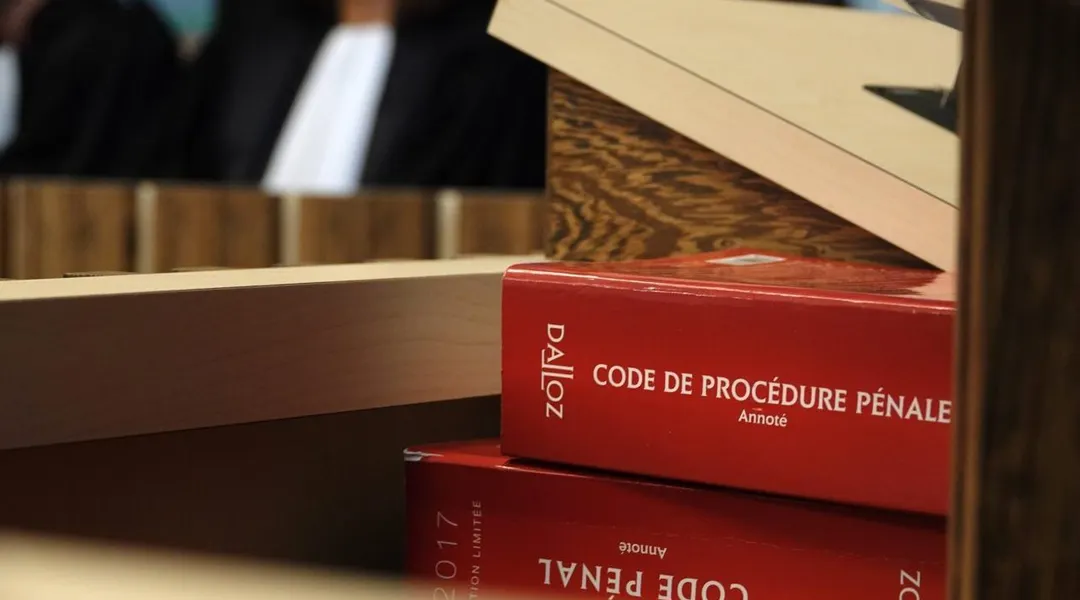 Nus et armés de couteaux de sorcellerie, les deux amants avaient agressé des policiers