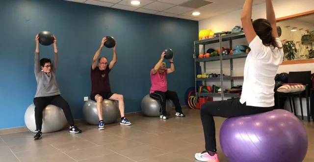 photo depuis deux ans, flavie (de dos) a co-créé le centre mouv’adapt et dispense des cours de renforcement musculaire adapté à chantal, gildas et patrick (de gauche à droite). © ouest-france