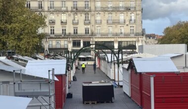 Chalets rouges, vin chaud entre amis, tartiflettes… L’ouverture du marché de Noël de Nantes,