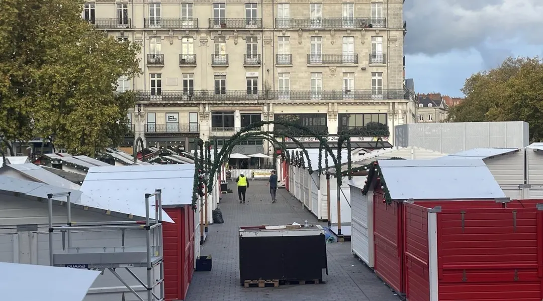 Chalets rouges, vin chaud entre amis, tartiflettes… L’ouverture du marché de Noël de Nantes,