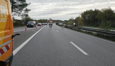 Un véhicule orange de la Dir Ouest touché par un tir d’arme à feu alors qu’il circulait sur