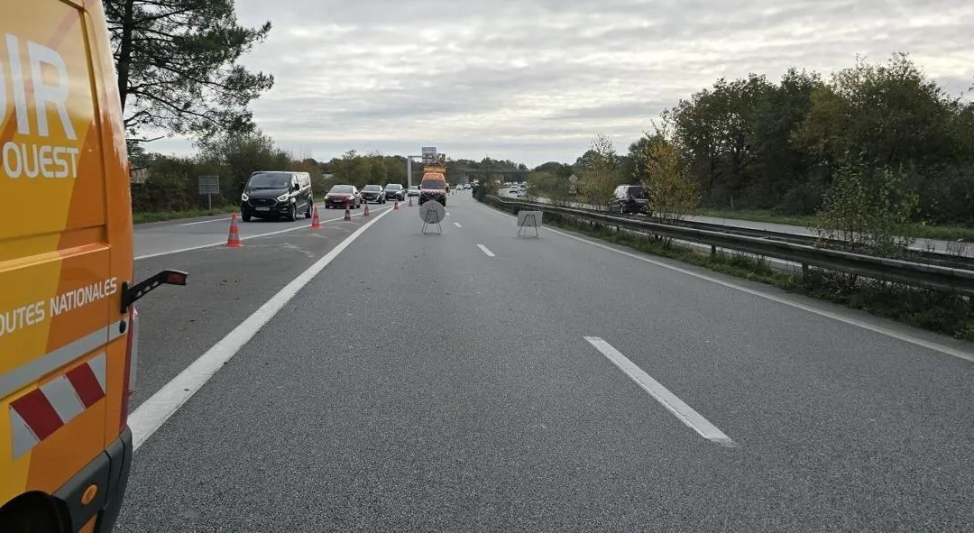 Un véhicule orange de la Dir Ouest touché par un tir d’arme à feu alors qu’il circulait sur