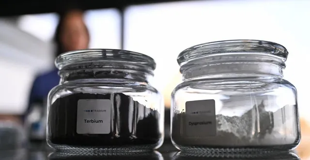photo un bocal en verre contenant du terbium, un métal rare, est photographié dans l’entrepôt de tradium, une entreprise spécialisée dans le commerce des terres rares, à francfort-sur-le-main, dans l’ouest de l’allemagne, le 4 novembre 2025. tradium stocke des milliers de barils de ces matériaux précieux, provenant presque tous de chine, le plus grand producteur mondial. © photo : kirill kudryavtsev/afp