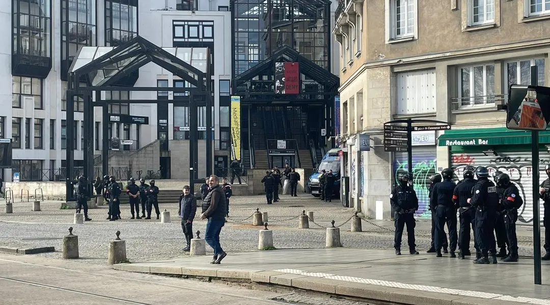 VIDÉO. Des manifestants se réunissent pour empêcher une réunion politique du Rassemblement