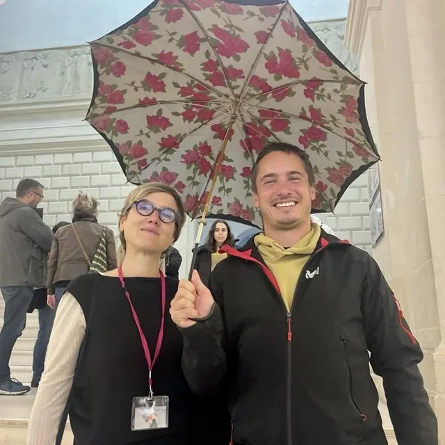 photo virginie et jean-félix ont cheminé sous leur ciel de fleurs jusqu’au musée d’arts. ils ont poursuivi le moment en visitant l’exposition ensemble.  ©  ouest-france