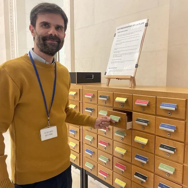 photo mathieu simonet invite les visiteurs à écrire leur souvenir de pluie et à les déposer dans ce meuble, dans le tiroir correspondant à leur âge.  ©  ouest-france