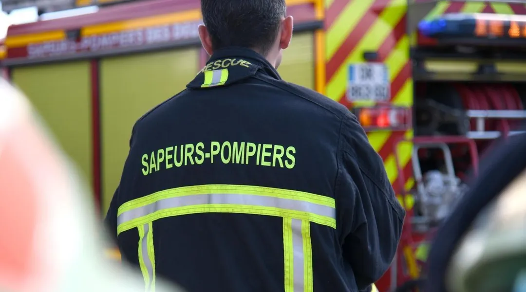 Un camion perd son chargement près de Nantes, des pompiers spécialisés en risque technique se