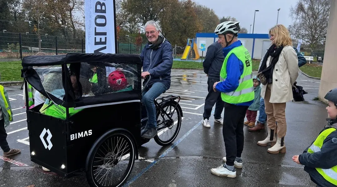 En Ille-et-Vilaine, ces bénévoles utilisent un vélo-cargo pour accompagner les enfants à