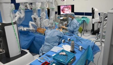 Sous les doigts du chirurgien breton, le robot retire la côte avec un minimum de lésions