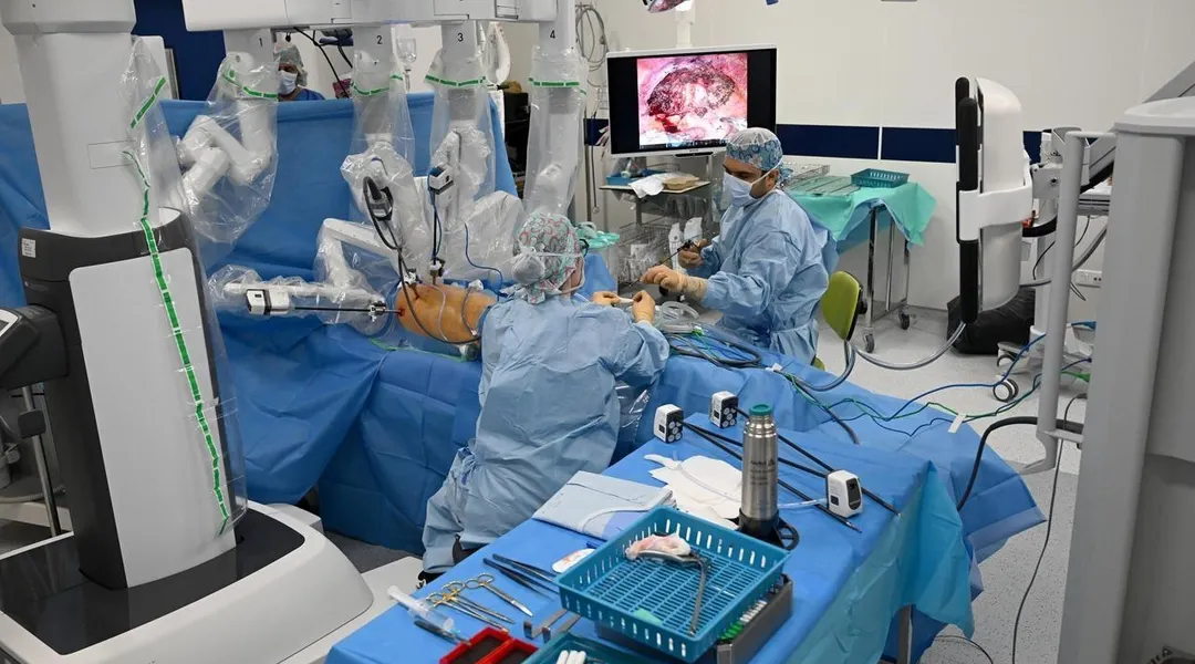 Sous les doigts du chirurgien breton, le robot retire la côte avec un minimum de lésions