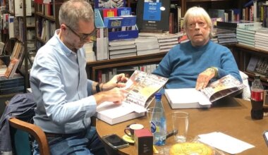 Renaud dédicace 150 livres chez un libraire à Nantes
