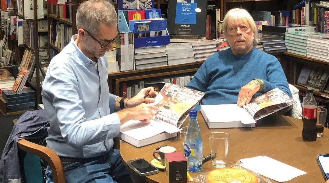 Renaud dédicace 150 livres chez un libraire à Nantes