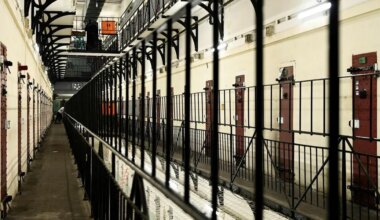 Un détenu le blesse au cou : un surveillant de la prison de Rouen transporté aux urgences