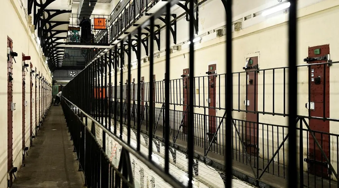 Un détenu le blesse au cou : un surveillant de la prison de Rouen transporté aux urgences