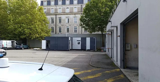 photo le local de rétention administrative, en cours d’installation dans la cour du commissariat central de nantes. © dr