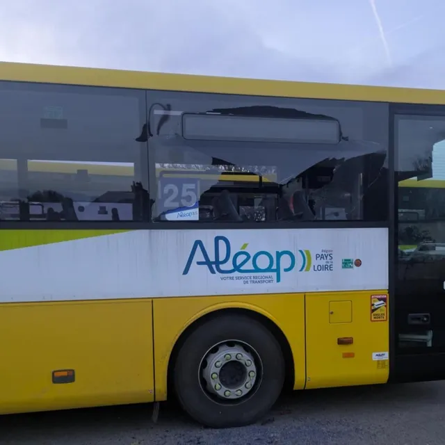 Des vitres de cars cassées. Photo CP photo des vitres de cars cassées. © photo cp