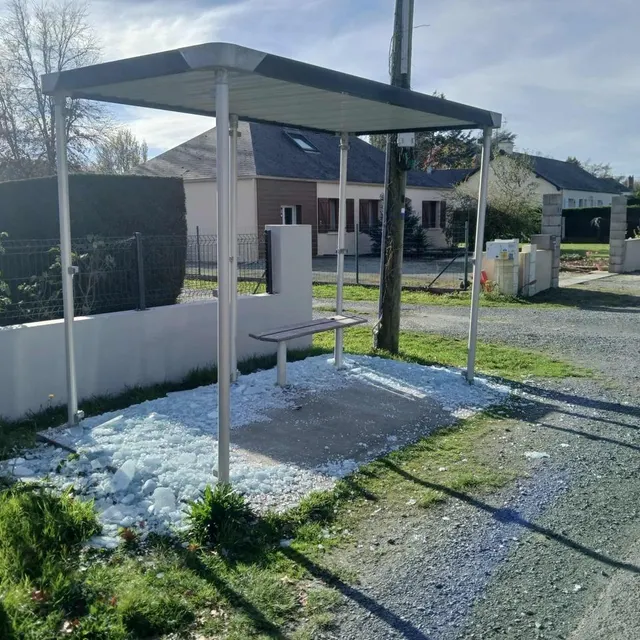 Les abris de cars ont été endommagés. Photos JB photo les abris de cars ont été endommagés. © photos jb