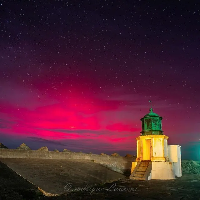 photo des aurores boréales ont été observées dans le ciel vendéen la nuit du 11 au 12 novembre 2025. ici, le photographe rodrigue laurent les a photographiées à l’île d’yeu.  ©  rodrigue laurent