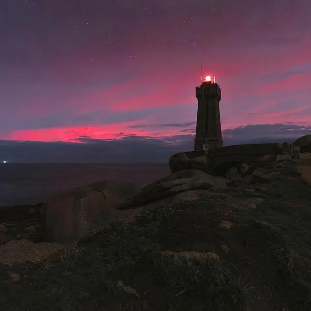 photo photographe installé à ploumanac’h, riwal kerhervé s’est levé dans la nuit pour immortaliser ces aurores boréales, résultat d’éruptions solaires.  ©  riwal kerhervé