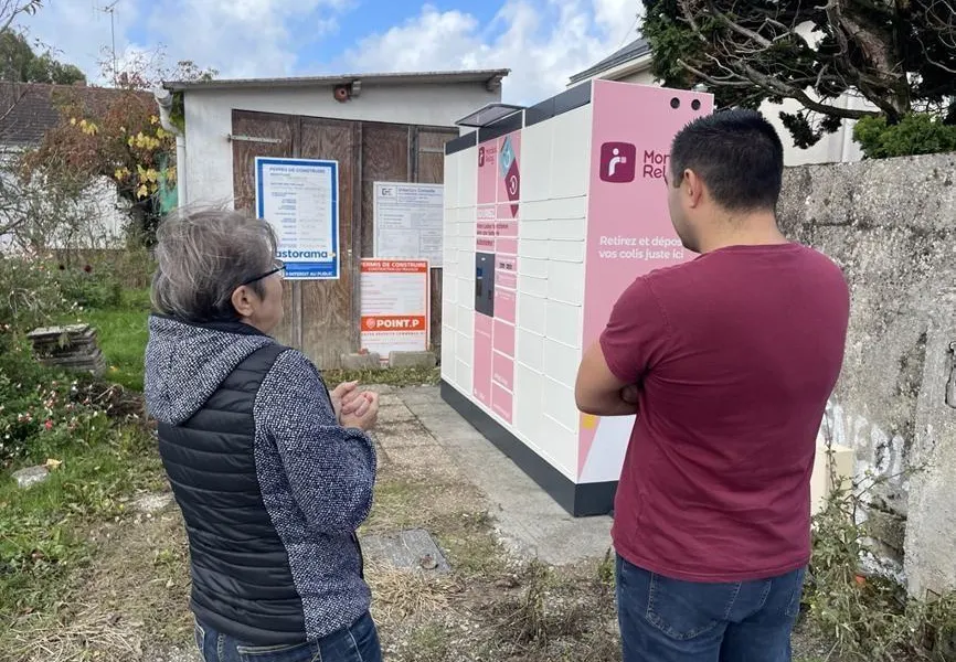 « Je n’en croyais pas mes yeux ! » Elle installe un casier Mondial Relay dans son jardin, ses