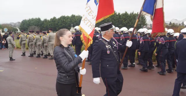 photo  pour les cérémonies du 11 novembre, se sont déplacés un détachement de la 4e compagnie de 2e rima, des aviateurs de la base 133 de nancy, l’ensemble de pompiers du centre de secours local, suivi des drapeaux dont deux portés par des collégiennes, devant environ 300 personnes, d’élus et d’écoles.  ©  ouest-france 